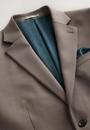 Brauner Anzugjacke mit glatter Textur, Reverskragen und einem tealfarbigen, gemusterten Innenfutter, ergänzt durch ein Taschentuch in der Brusttasche. Sichtbares Detail mit schwarzen Knöpfen.
