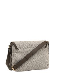 Borsa a tracolla in tessuto grigio texture con tracolla in pelle marrone e finiture in oro. Presenta un design piatto e una chiusura con zip.