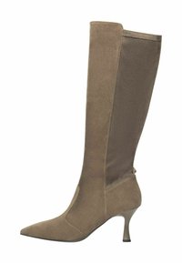 Bota de ante taupe hasta la rodilla con punta afilada y tacón delgado de altura media, que presenta paneles laterales y cremallera en la parte posterior.