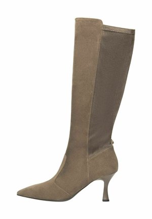 Botte en daim taupe hauteur genou avec un bout pointu et un talon slim de hauteur intermédiaire, dotée d'un panneau latéral et d'une fermeture éclair à l'arrière.