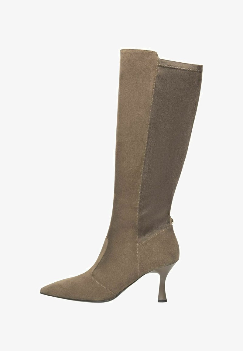 Botte en daim taupe hauteur genou avec un bout pointu et un talon slim de hauteur intermédiaire, dotée d'un panneau latéral et d'une fermeture éclair à l'arrière.