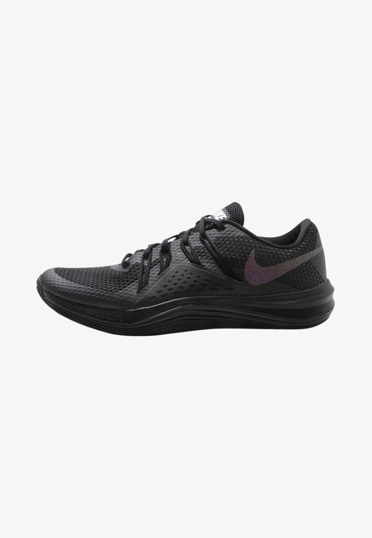 Chaussure de running noire Nike avec empeigne en mesh, fermeture lacets et semelle noire, vue de profil droit sur fond blanc.