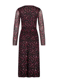 Lang zwart jurkje met doorzichtige lange mouwen, voorzien van een abstract patroon in rood en roze, een getailleerde taille en een vloeiende rok.