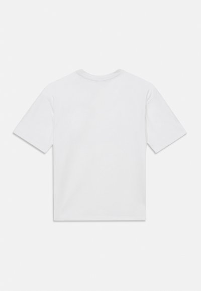 T-shirt bianco a maniche corte steso, visto da dietro, con scollatura rotonda e senza loghi o disegni visibili.