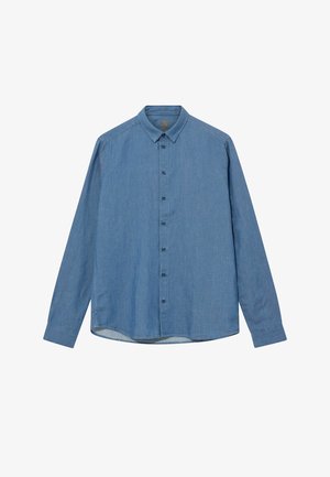 Mėlyni ilgomis rankovėmis marškiniai su apykakle, paprasto dizaino ir šiek tiek išlenkta apačia, atvaizduoti ant balto fono.