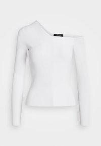 Vit ribbad stickad topp med en asymmetrisk design, som har en lång ärm och en vid halsringning. Strukturerad tyg framhäver formen.