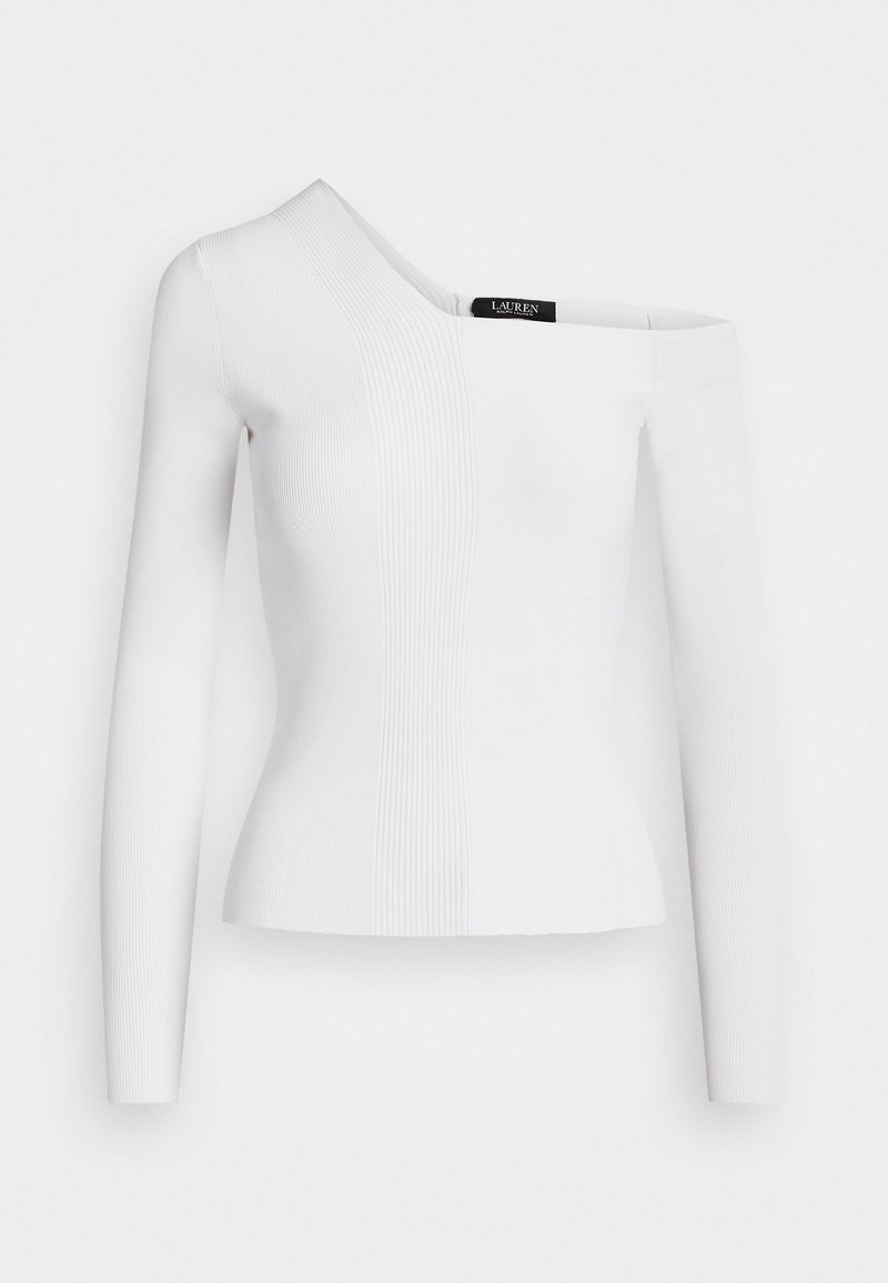 Vit ribbad stickad topp med en asymmetrisk design, som har en lång ärm och en vid halsringning. Strukturerad tyg framhäver formen.
