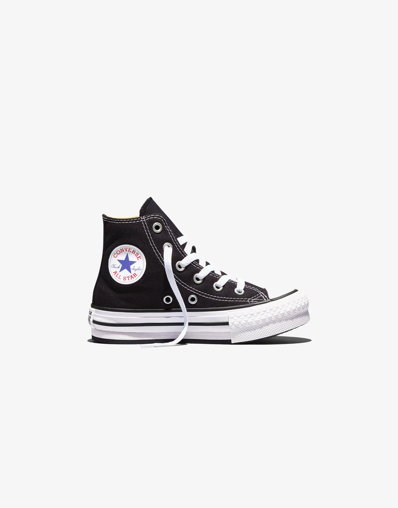 Zwarte hoge Converse All Star sneaker met witte veters, rubberen zool en logopatch op de enkel, zijaanzicht op witte achtergrond.