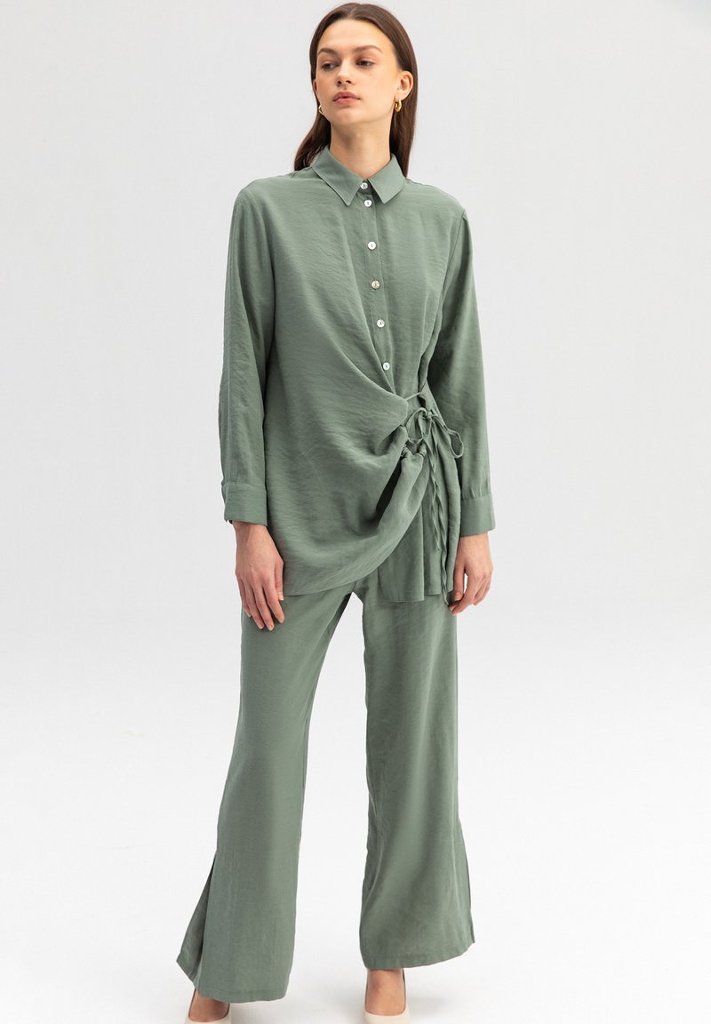 Touché Privé WAISTED SHIRT TROUSERS SET - Pantalones - khaki