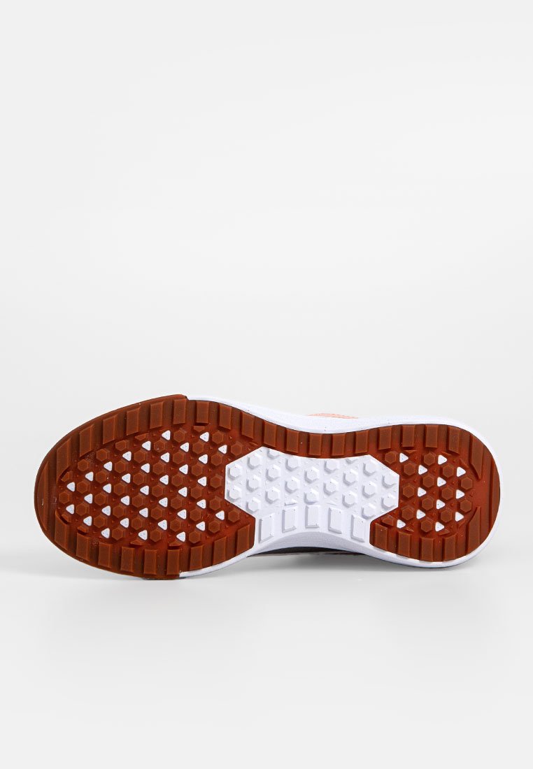 Suela de zapato deportivo de goma con un patrón de relieve texturizado. Presenta una combinación de colores marrón y blanco, que ofrece agarre y durabilidad.