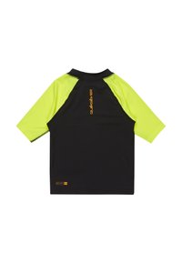 Czarny i jaskrawozielony rash guard z krótkim rękawem, z logo Quiksilver, szwami płaskimi i tkaniną z ochroną UV.