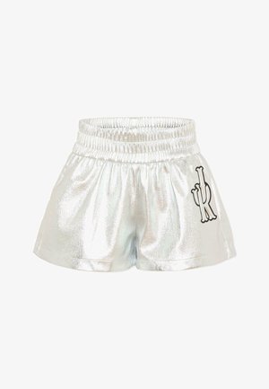 Shorts métalliques argentés avec une large ceinture élastique et un logo brodé noir sur la jambe droite.