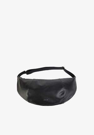 Bolso cruzado de cuero negro con forma curva, correa ajustable y un sutil detalle de logo. Textura suave y diseño minimalista.