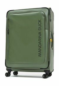 Valigia rigida verde con una texture liscia, dotata di stampa del logo, di una tasca con zip e di quattro ruote nere per la mobilità.