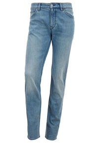 Vaqueros de denim azul claro con un diseño clásico de cinco bolsillos y cierre de botón, exhibidos sobre un fondo blanco.