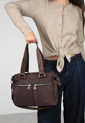 Bolso de mano de nailon marrón con dos bolsillos delanteros con cremallera, detalles en hardware dorado, asas dobles y una correa de hombro desmontable.