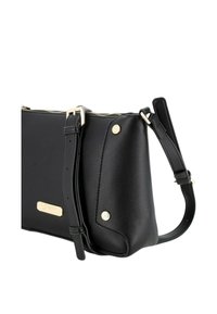 Borsa a tracolla in pelle nera con superficie texturizzata, hardware dorato, tracolla regolabile e chiusura a zip. Caratterizzata da una placca logo a contrasto.
