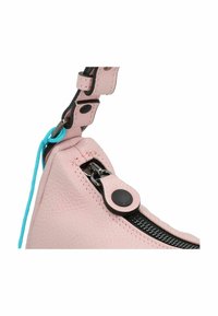 Rosa Ledertasche mit texturierter Oberfläche, ausgestattet mit einem schwarzen Reißverschluss, türkisfarbenen Akzenten und einem Clip zur Befestigung.
