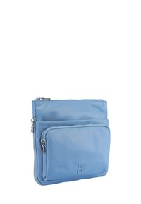 Borsa in nylon blu con tasche a doppia zip, texture liscia, forma rettangolare e logo in rilievo sulla parte anteriore. Le cerniere sono in tonalità argento.