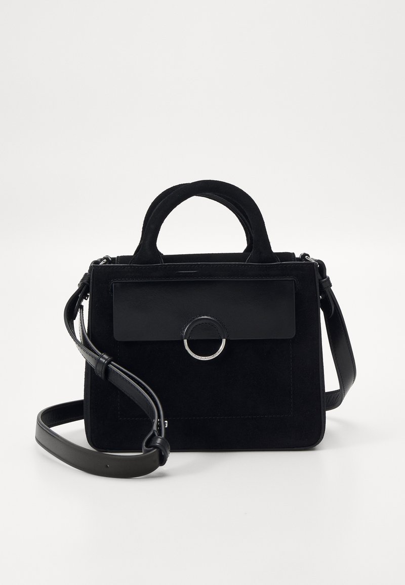 Schwarze Handtasche aus Wildleder mit einem glatten Lederdeckel und runder Hardware. Verfügt über kurze Henkel und einen verstellbaren Schulterriemen.
