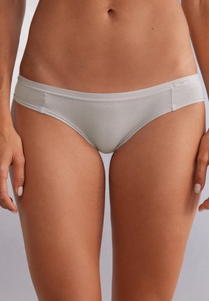 Lichtgrijze bikini onderbroek met een gladde textuur, lage taille en een subtiele logo-label op de tailleband.