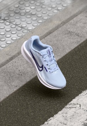DOWNSHIFTER 13 - Zapatillas running asfalto - ghost/court purple/football grey/white