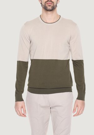 Maglione lavorato a maglia con collo rotondo, caratterizzato da un corpo beige chiaro e una parte inferiore verde oliva scuro. Maniche lunghe con polsini a coste.