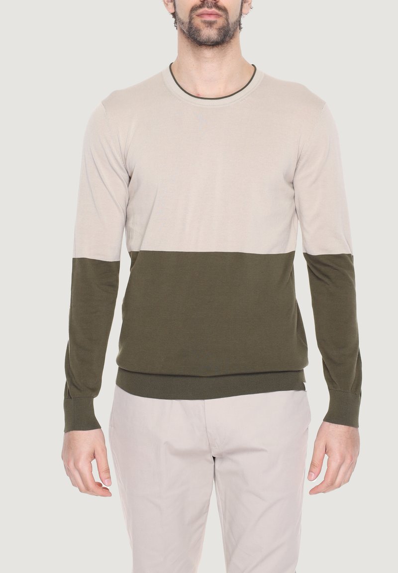 Maglione lavorato a maglia con collo rotondo, caratterizzato da un corpo beige chiaro e una parte inferiore verde oliva scuro. Maniche lunghe con polsini a coste.