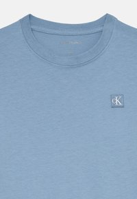 Calvin Klein Jeans MONO MINI BADGE UNISEX - T-shirt - bas - faded denim