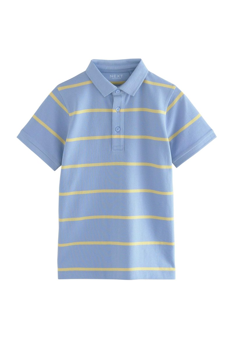 Camisa polo azul a rayas con rayas horizontales amarillas, mangas cortas, cuello, tapeta de tres botones y tejido texturizado.