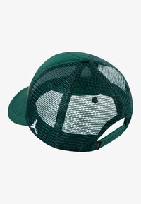 Gorra verde con la parte frontal sólida y la parte trasera de malla. Cuenta con un visor plano y un logo blanco en el lateral. Cierre de plástico a presión en la parte posterior.