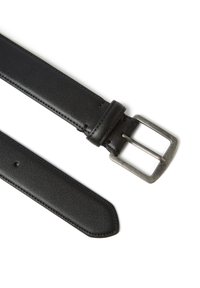 Cinturón de cuero negro con textura lisa, que cuenta con una hebilla rectangular metálica plateada y un extremo afilado; tiene agujeros para ajustes.