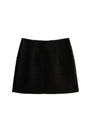 Falda mini de tweed negro con una tela texturizada y tejida. Presenta un corte recto y sin cierres o acentos visibles.