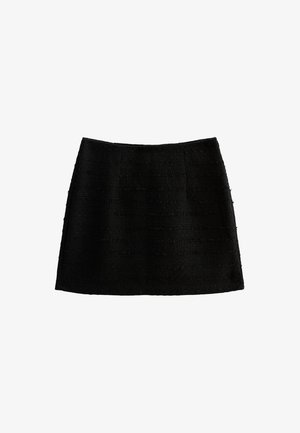 Falda mini de tweed negro con una tela texturizada y tejida. Presenta un corte recto y sin cierres o acentos visibles.