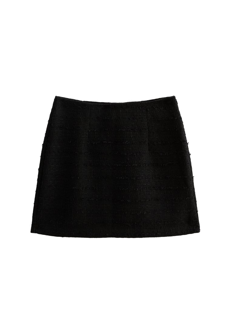 Mini-jupe en tweed noir avec un tissu texturé et tissé. Présente une coupe droite et ne comporte aucun fermoir ni accents visibles.