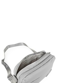 Bolso de hombro sintético gris con correa ajustable, que cuenta con compartimentos dobles con cremallera y una textura suave. Diseño minimalista sin patrones visibles.