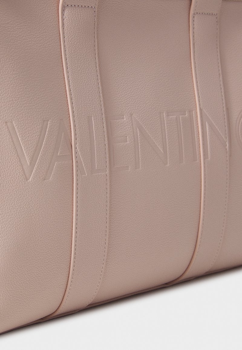Rosa Leder-Tote-Bag mit geprägtem "VALENTINO"-Logo, glatter Textur, kontrastierenden Nähten und stabilen Schultergurten.