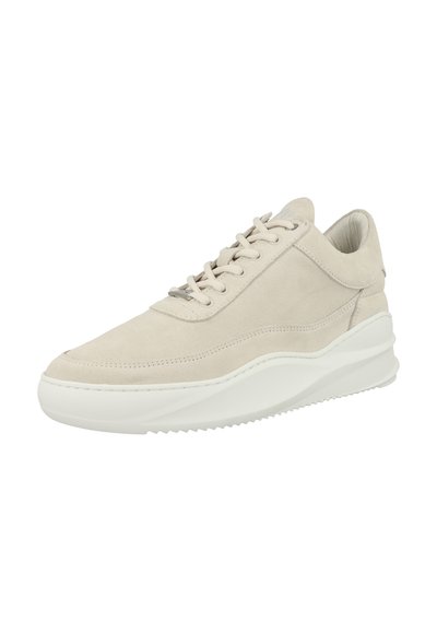 Sneaker in suede beige con superficie testurizzata, punta arrotondata e suola bianca spessa. Presenta cuciture a contrasto e chiusura con lacci.