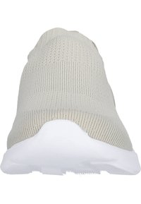 Hellgrauer Sneaker mit einem gestrickten Obermaterial, runder Zehenpartie und weißer Gummisohle. Nahtloses Design und strukturierte Oberfläche. Elastischer Bund für einfaches Anziehen.