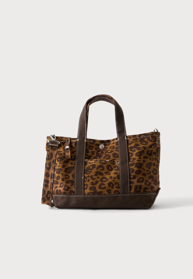 Sac cabas imprimé léopard marron et noir avec poignées et fond marron foncé, poche avant avec bouton-pression et pochette zippée latérale.