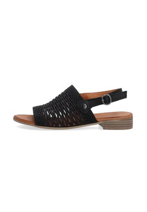 Sort sandal med en perforeret overdel og en brun indersål. Har en slingback-rem med en justerbar spænde og en lav blokhælk.
