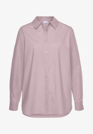 Camisa de manga larga con botones en rosa suave con cuello clásico y dobladillo redondeado, vista frontal sobre fondo blanco.