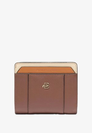 Bruine leren portemonnee met beige bies, voorvak en een klein metalen logo-embleem in het midden aan de voorkant.