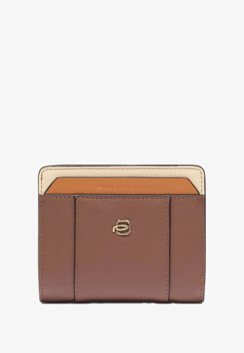 Cartera de cuero marrón con ribete beige, bolsillo delantero y un pequeño emblema metálico con logo centrado en el frente.