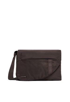 Bolso de hombro rectangular de color marrón oscuro con cierre de solapa, bolsillo delantero y correa ajustable, con detalles de la marca G-STAR.