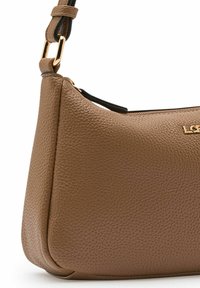 Sac à bandoulière en cuir brun à relief, avec une silhouette courbée, des accents en métal doré et une fermeture éclair. Bandoulière ajustable incluse.