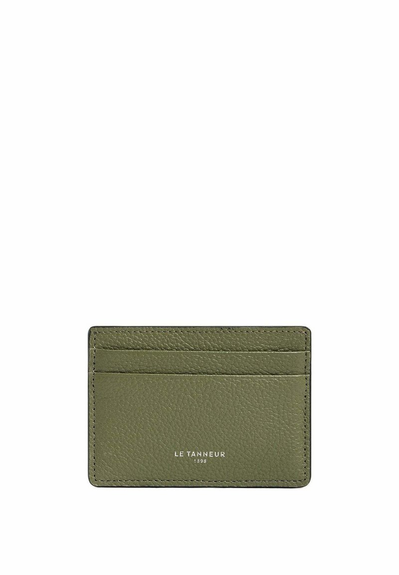 Portafoglio in pelle verde con superficie texture, presenta quattro scomparti per carte e logo impresso, forma rettangolare strutturata.