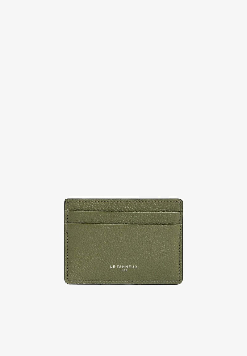 Portafoglio in pelle verde con superficie texture, presenta quattro scomparti per carte e logo impresso, forma rettangolare strutturata.