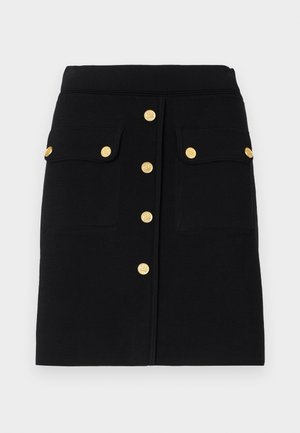 Zwarte rok van zacht materiaal met een rechte snit, gouden knopen aan de voorkant en twee opgestikte zakken met klep.