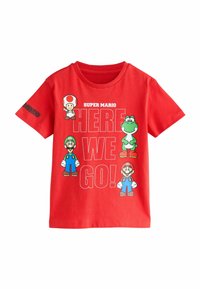 Röd bomullströja med Super Mario-karaktärer och vit text som säger "NU KÖR VI!" Grafiska designen inkluderar Toad, Luigi, Yoshi och Mario.